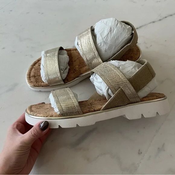 Donald Pliner Hollie Pebbled Metallic Sandal in Platino Gold NEW size 8.5 - Picture 3 of 6